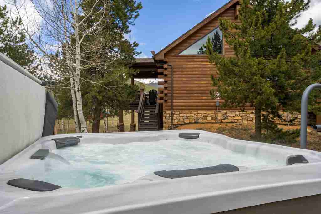 Open hot tub in the backyard of Rosalie Ridge Cabin